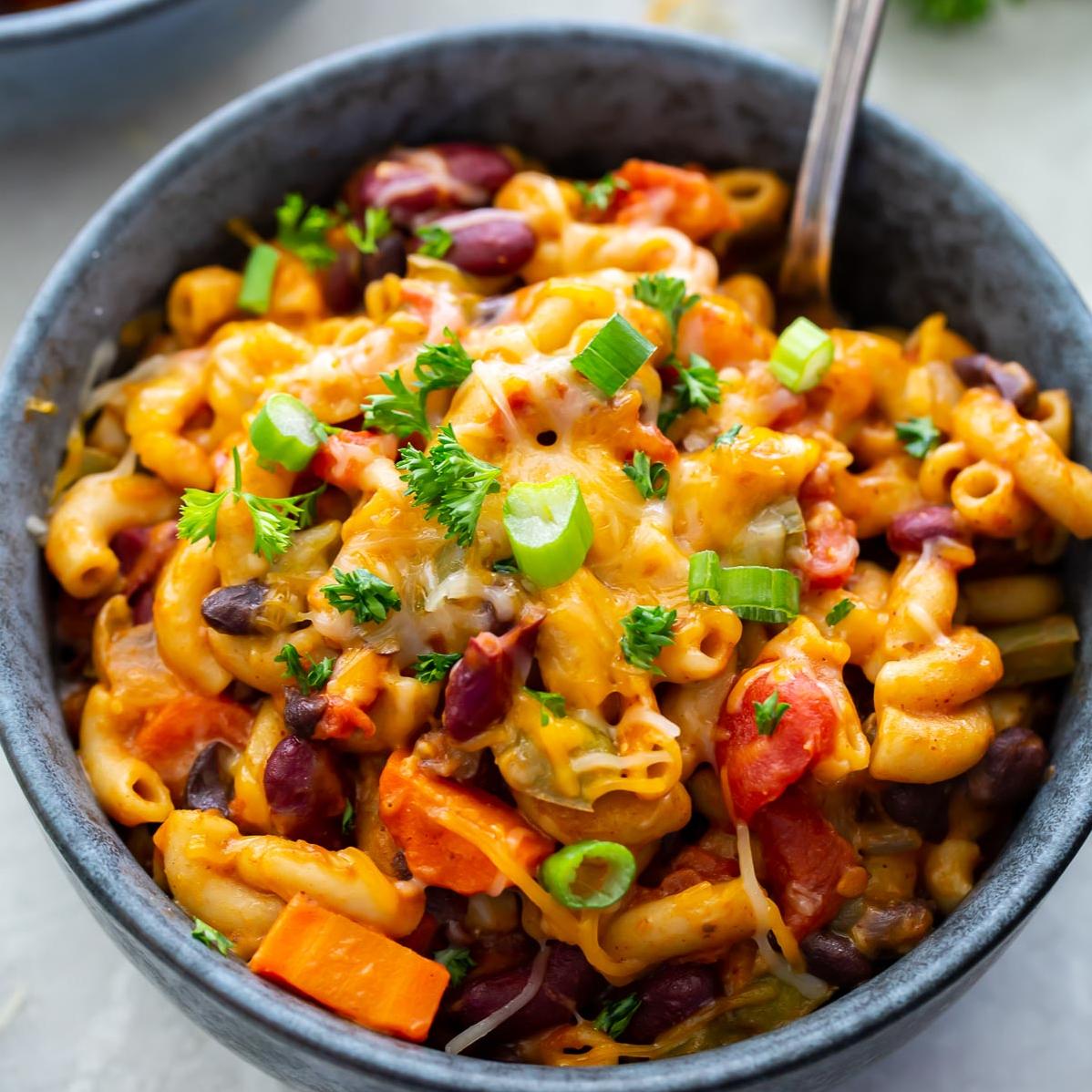  A hearty and satisfying bowl of vegetarian chili cheese mac!