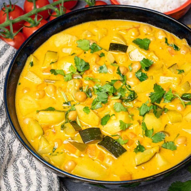  A mouth-watering bowl of Thai yellow curry that's completely plant-based!