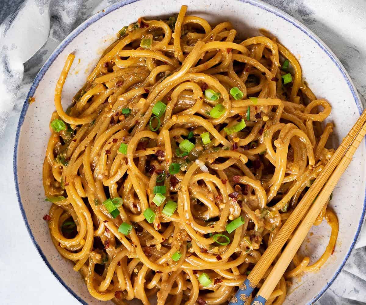  A mouth-watering bowl of Vegan Garlic Asian Noodles sprinkled with sesame seeds!