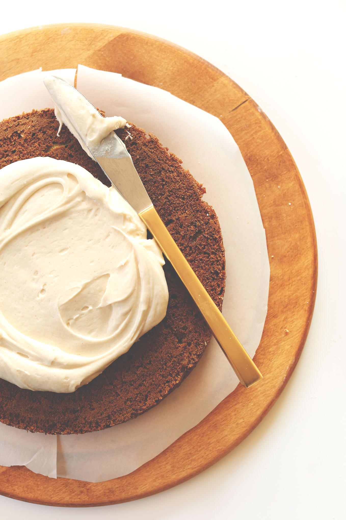  A perfect complement to any dessert, this vegan cream cheese frosting is sure to please