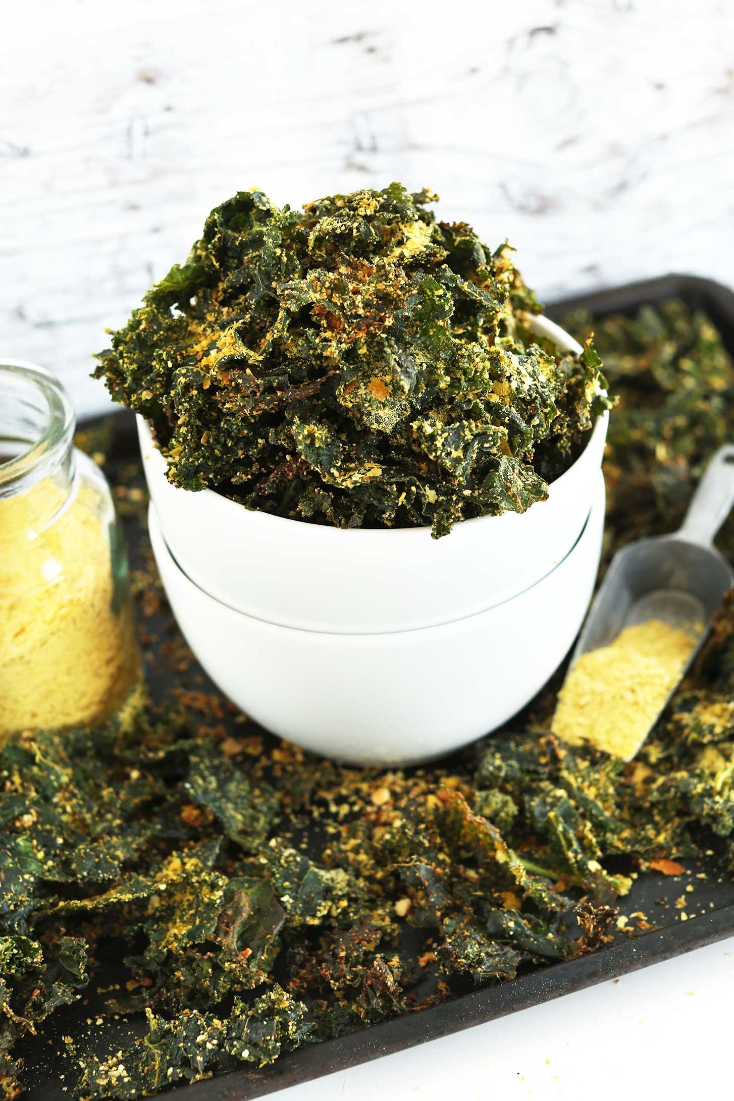  Addicted to the crunch of these raw vegan kale chips!