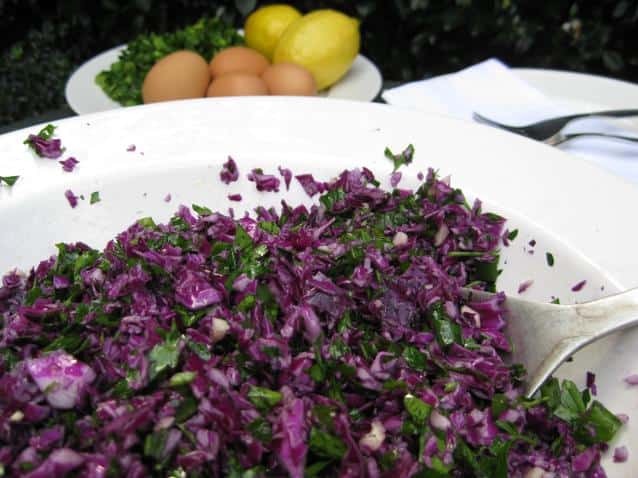  Bunch of crunch: Get your daily dose of fiber with this raw vegan red cabbage salad!