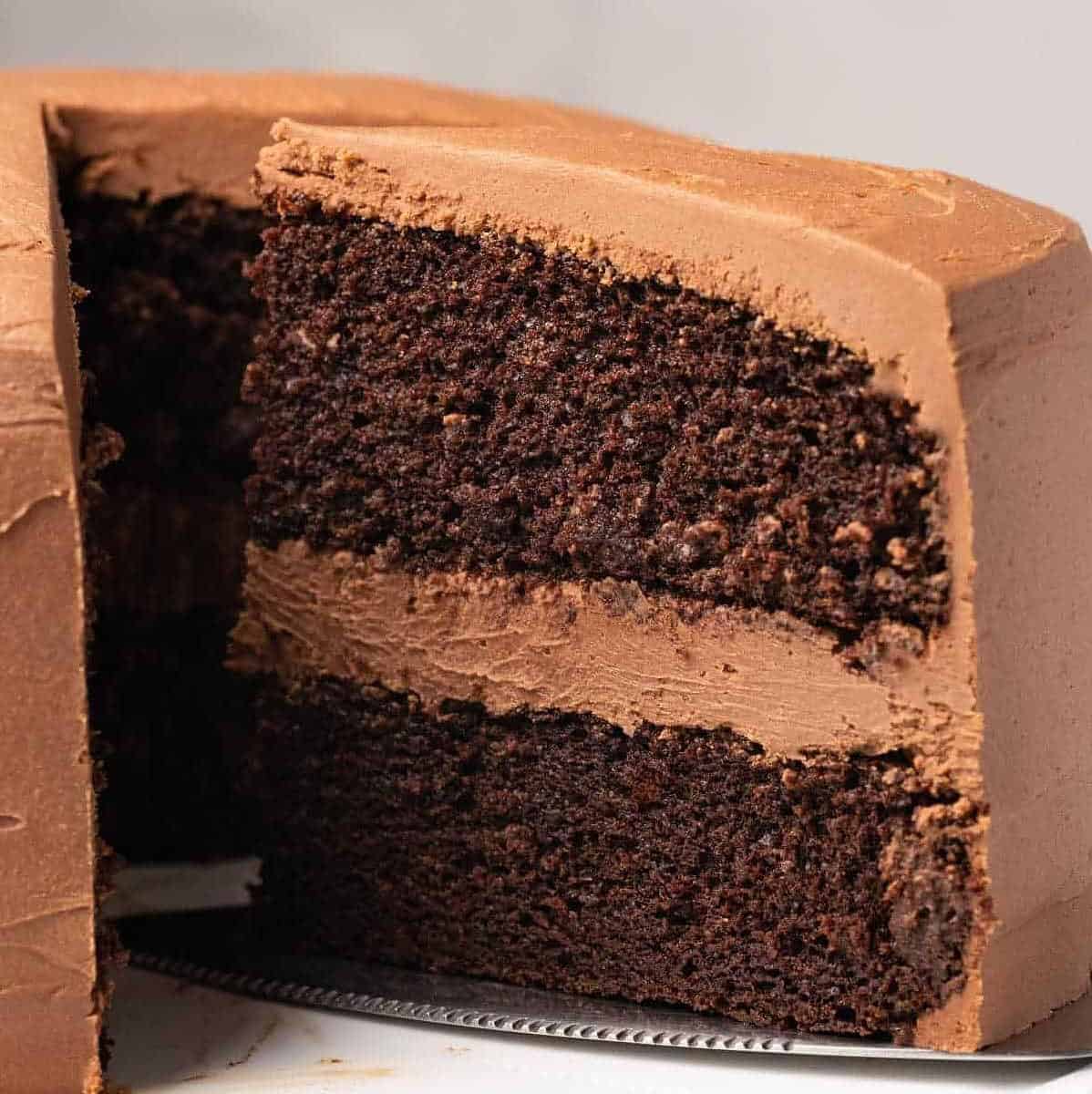 Chocolate lovers rejoice! This gluten-free, vegan, and sugar-free cake is sure to satisfy your sweet tooth!