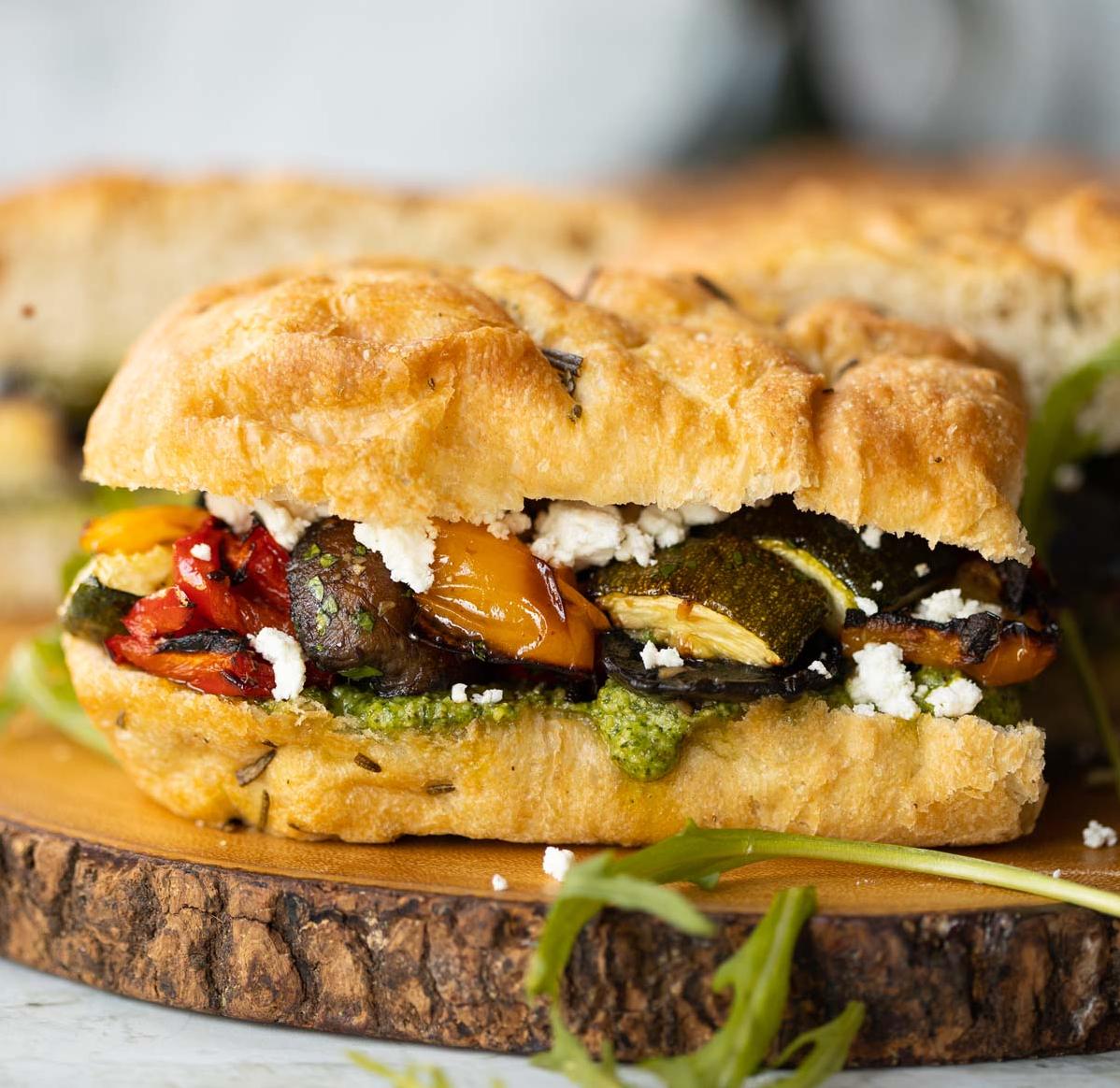  Crispy bread and a medley of vibrant veggies? Yes please!
