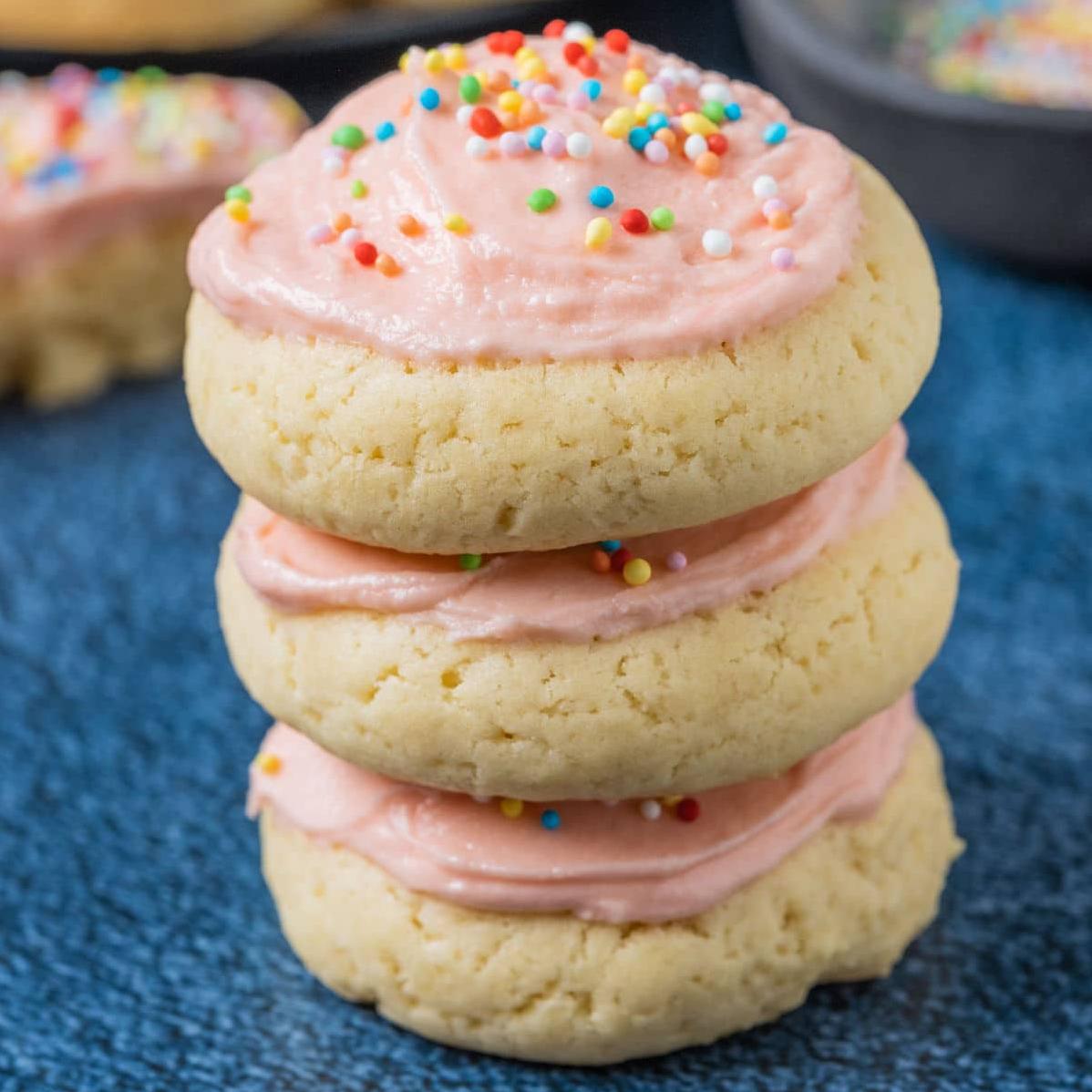  Get cozy with these vegan sugar cookies and a cup of tea.