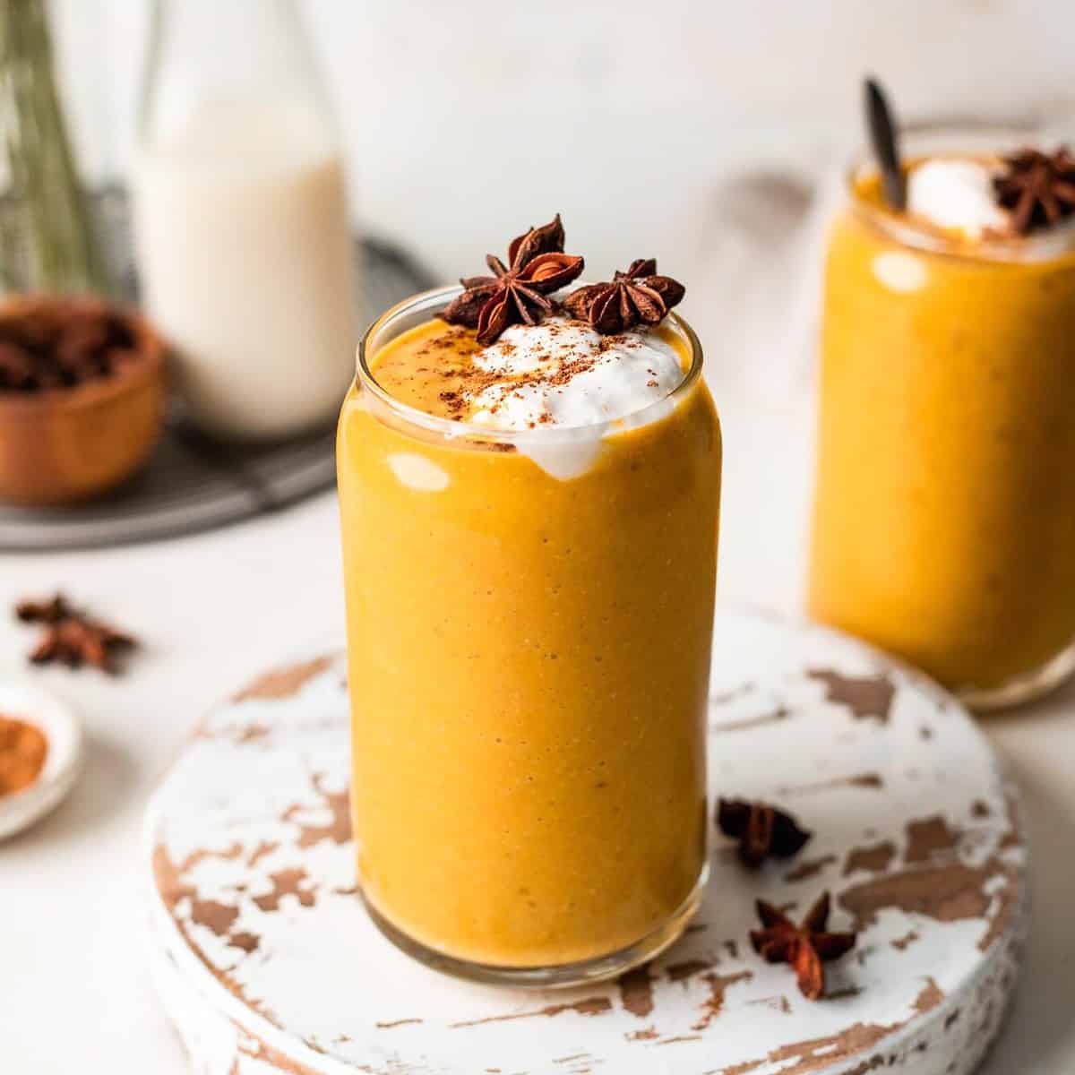  Get in the fall spirit with this delicious Vegan Pumpkin Pie Smoothie!