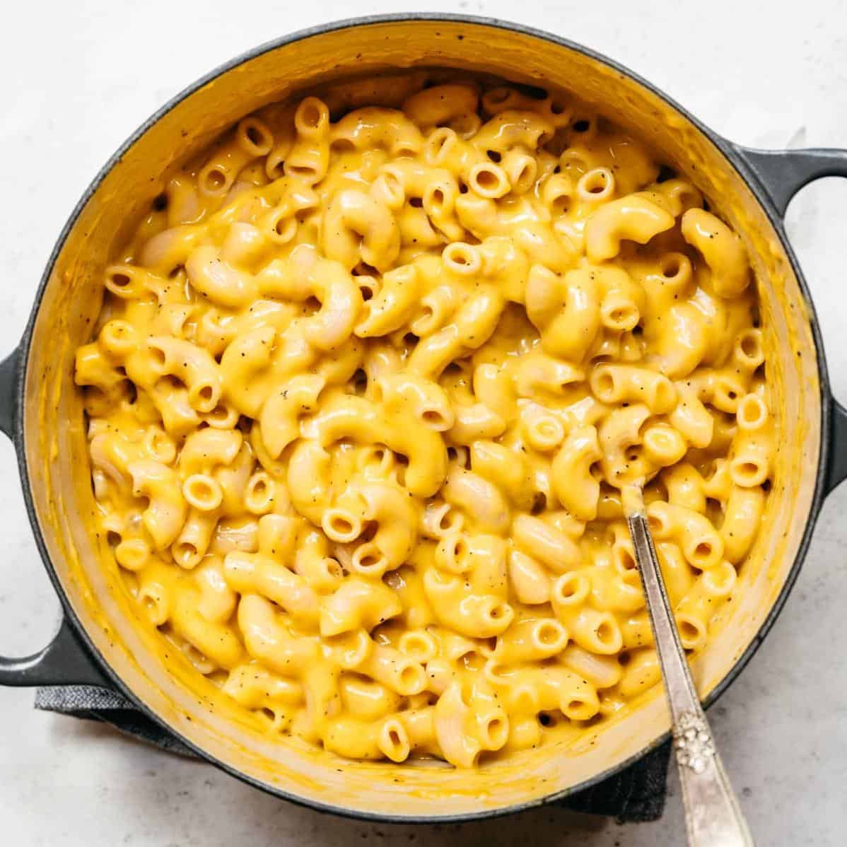  Get ready for carb heaven with this mouth-watering bowl of vegan mac and cheese.