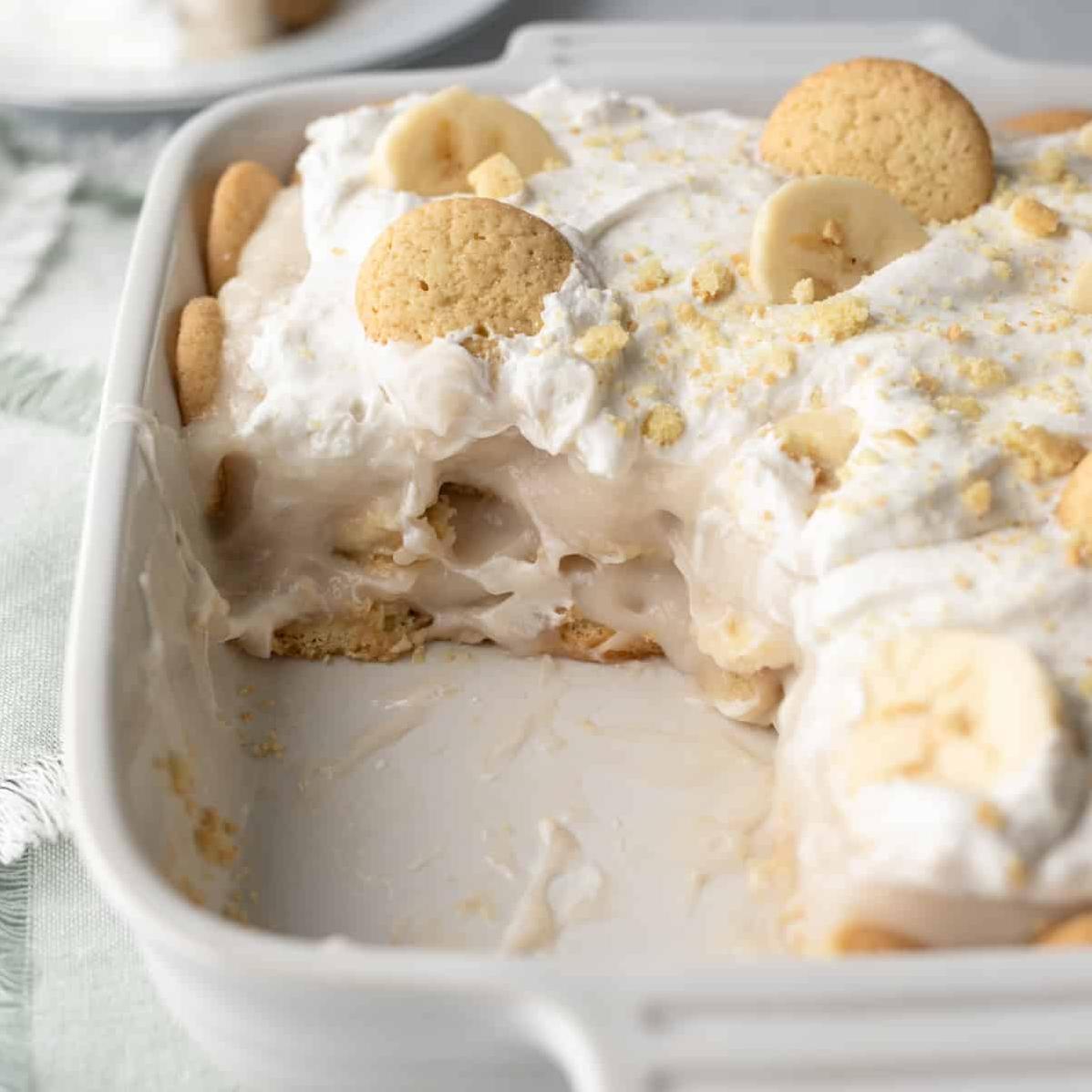  Get ready to dive into a luscious layer of bananas and vanilla pudding – pure bliss!