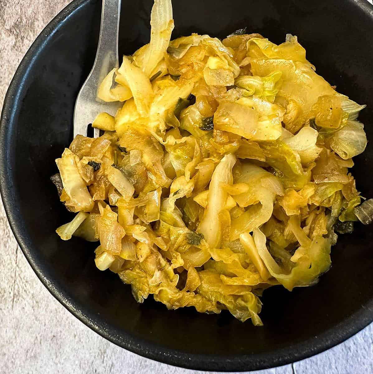  Get ready to indulge in this low-carb vegan fried celery and cabbage dish, perfect for a healthy and filling meal.