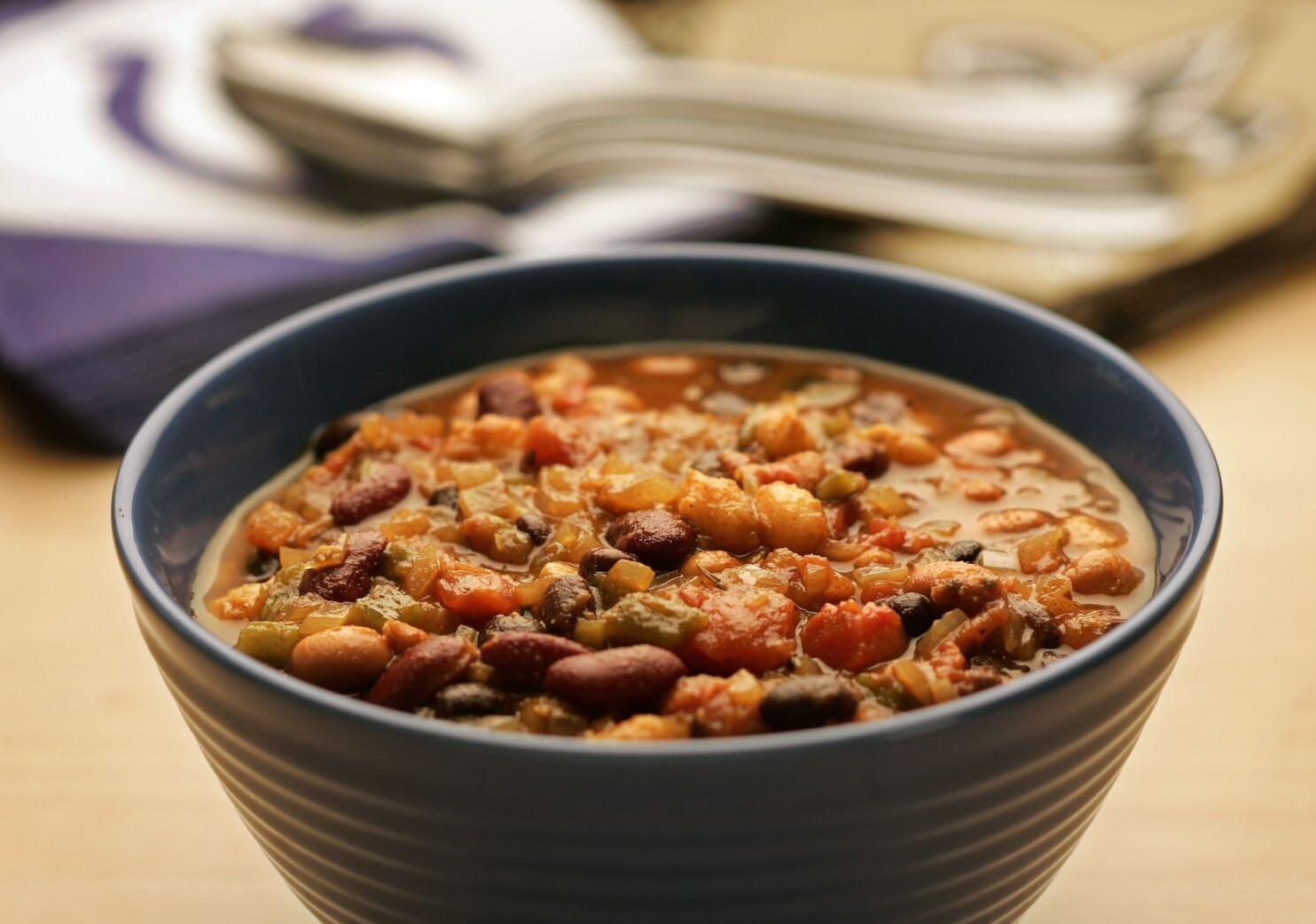  Hearty and flavorful Vegetarian Hominy Chili With Beans!