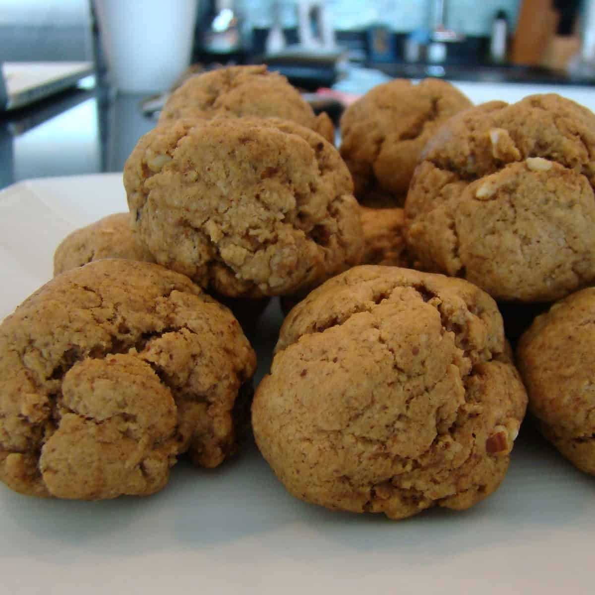  Indulge in a sweet treat with these vegan almond butter cookies!