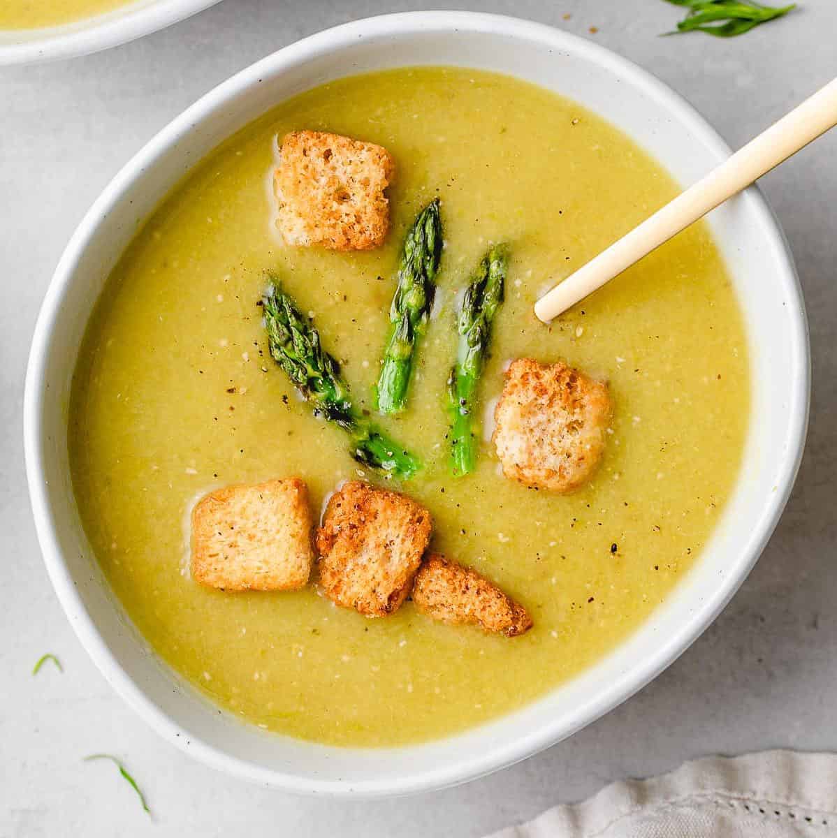  It has all the goodness of traditional cream of asparagus soup but minus the dairy! Perfect for vegans and non-vegans alike.