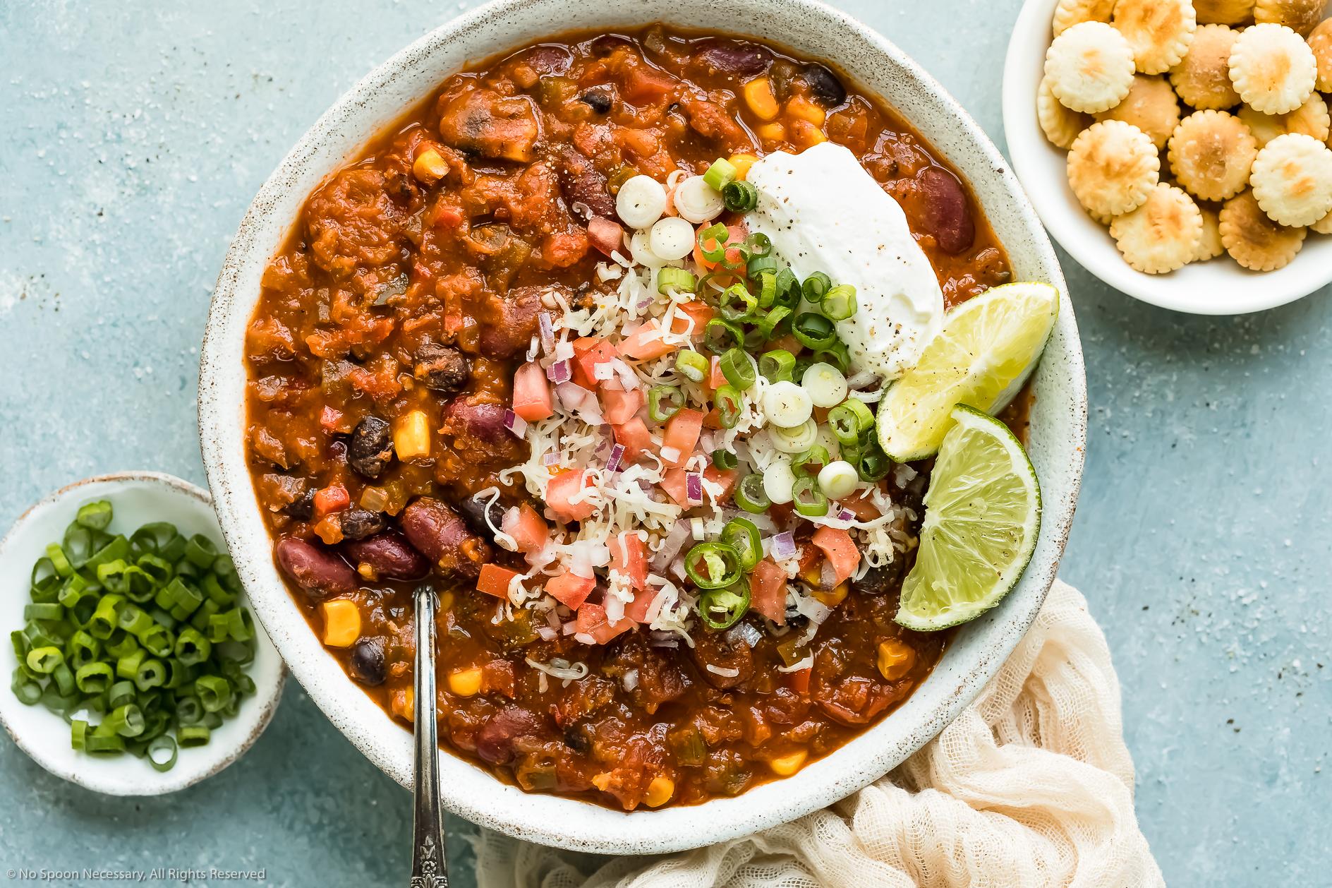  Say goodbye to boring vegetarian meals with this hearty and delicious chili recipe.