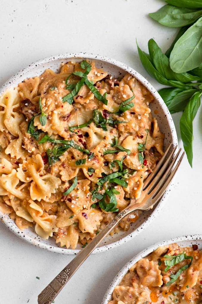 Sun-dried tomatoes add a smoky sweetness to this vegan pasta recipe.
