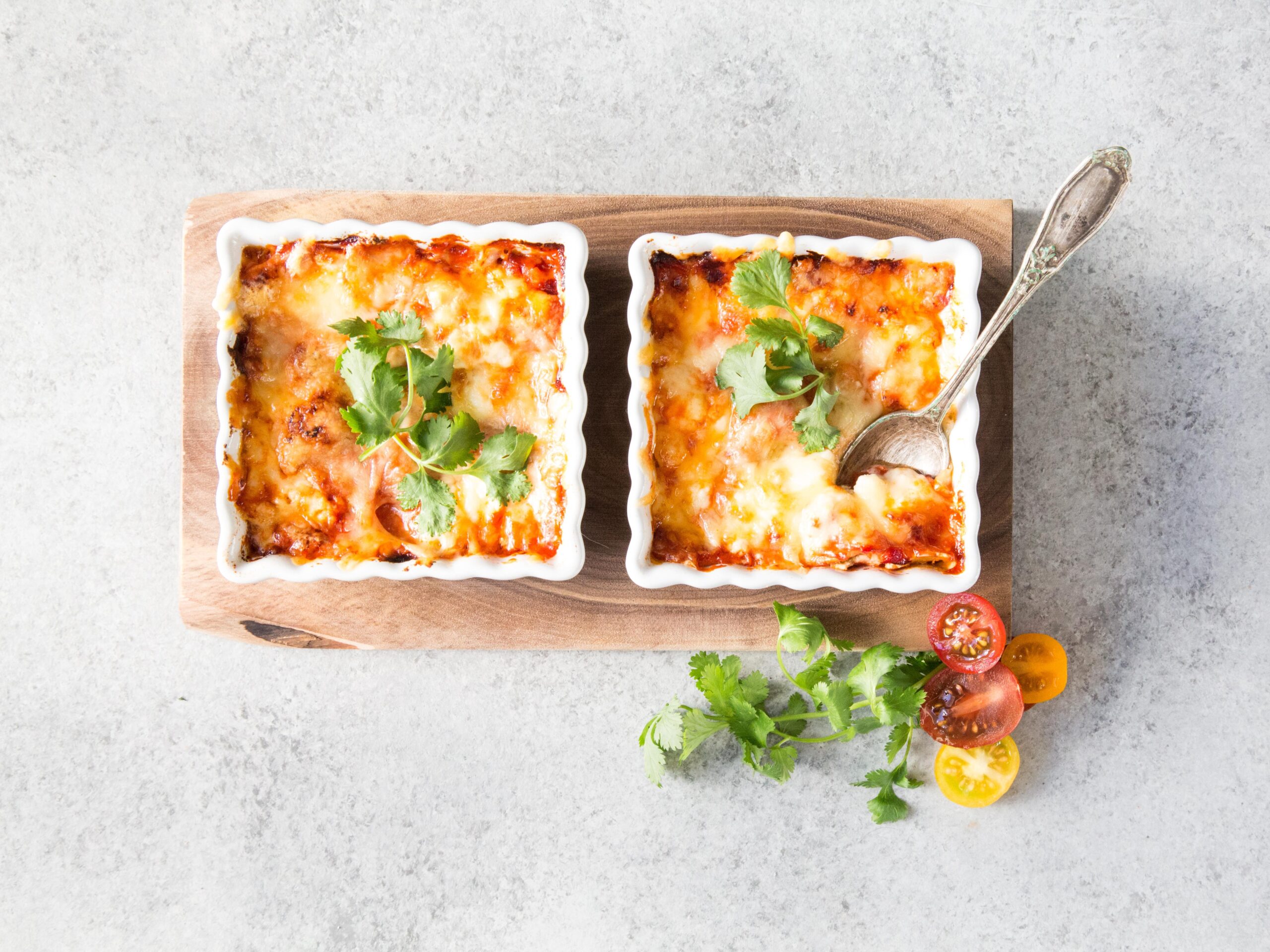  Who says comfort food can't be healthy? This vegetarian lasagna will warm both your belly and your soul.