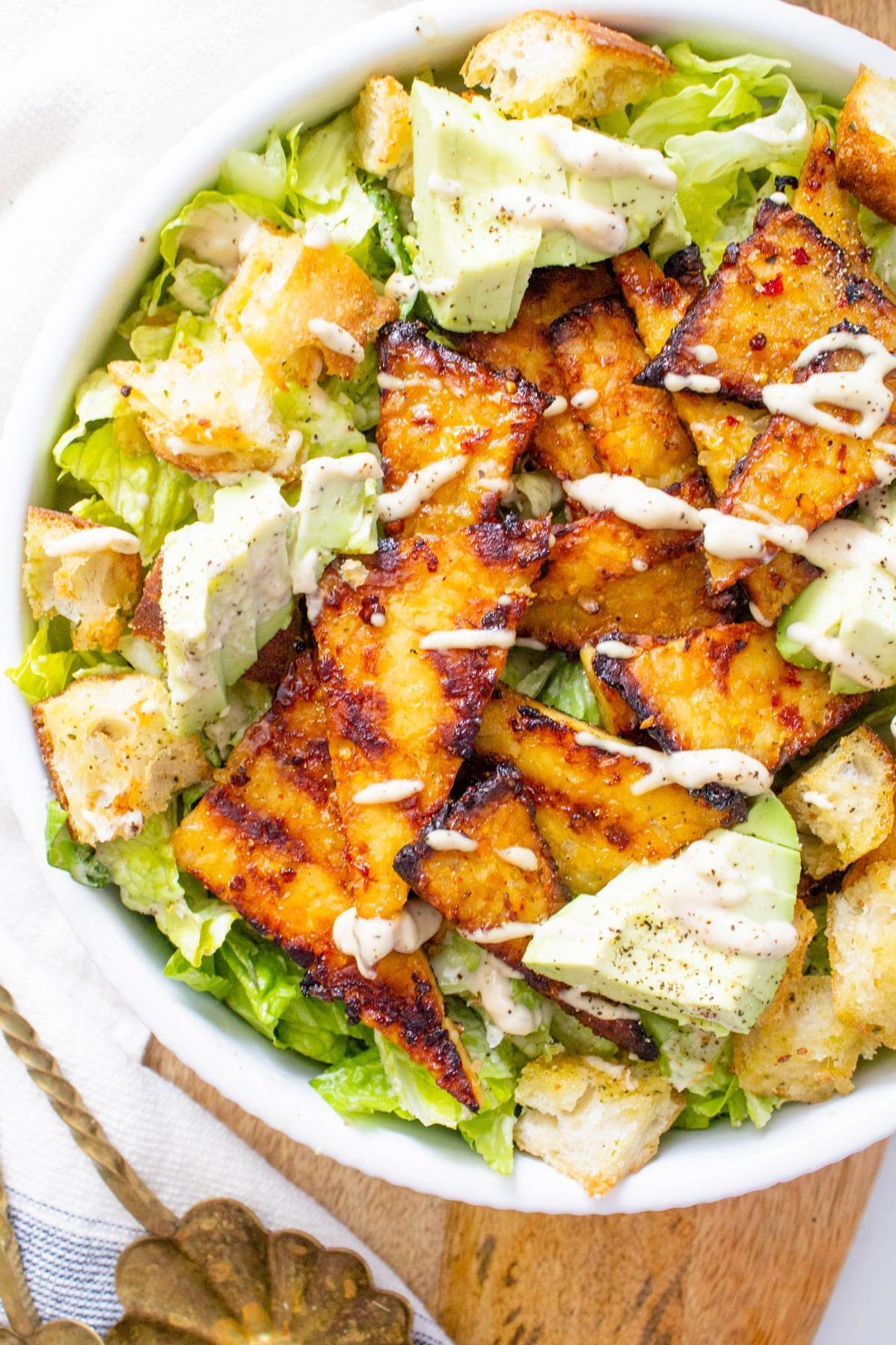  Who says salads are boring? Not this vibrant tempeh creation!